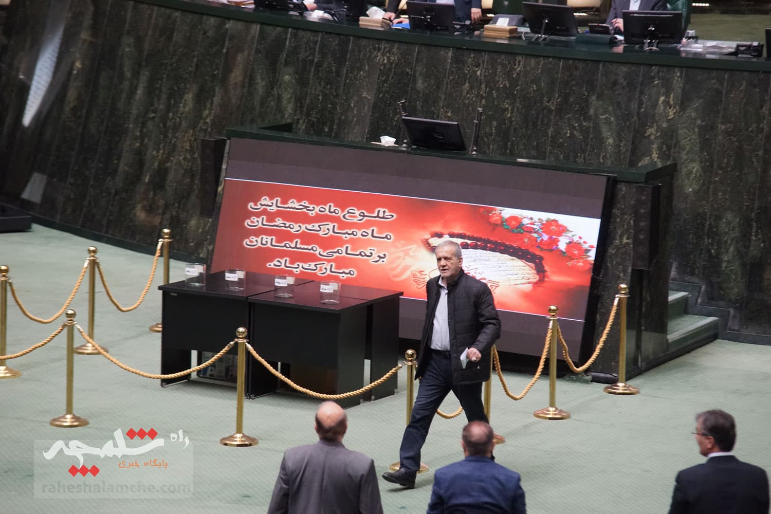 وزیر اقتصاد با 182 رای برکنار شد +تصاویر حاشیهها — تصویر 119