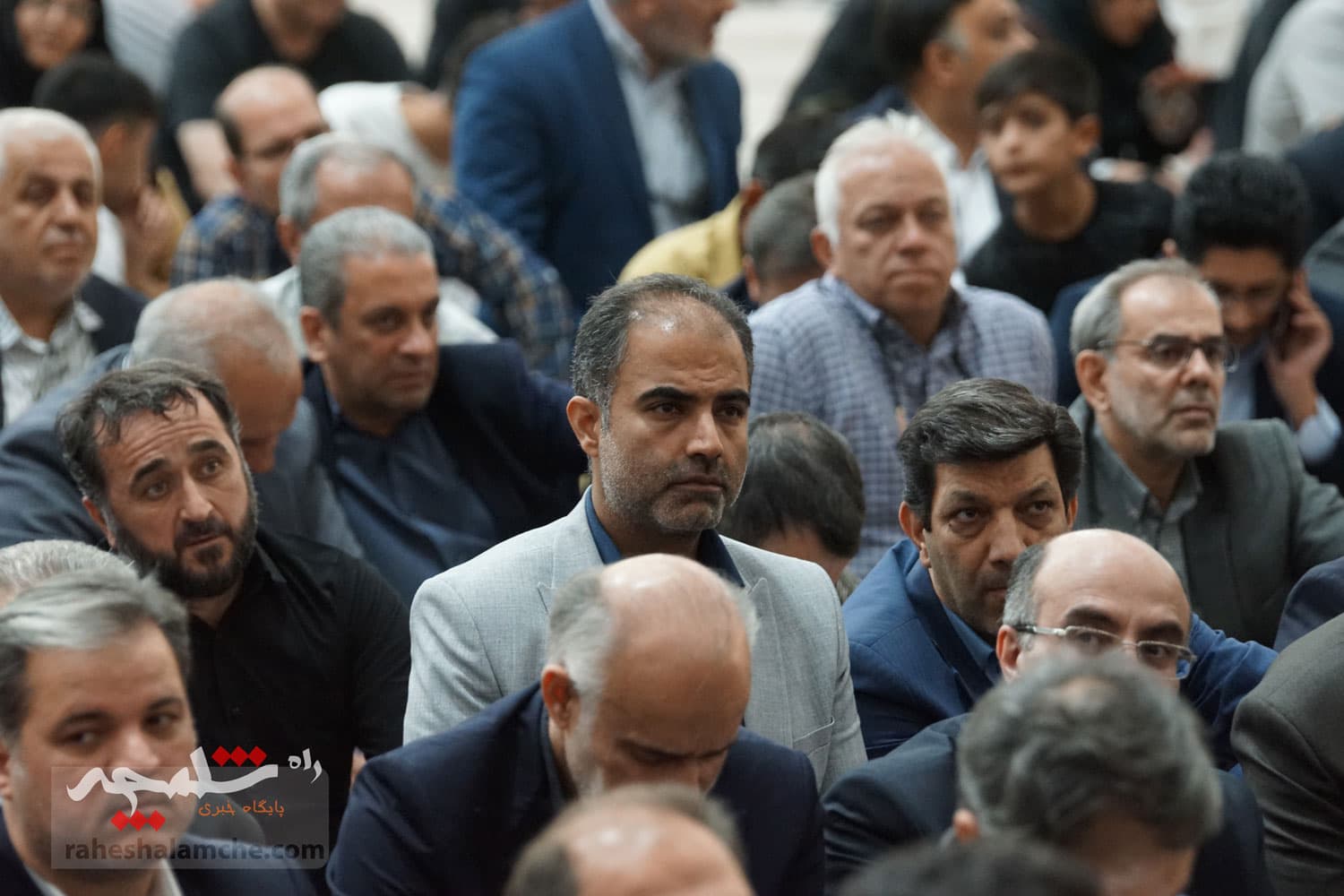 حضور جامعه ورزش و جوانان در حرم امام خمینی(ره) +تصاویر — تصویر 74