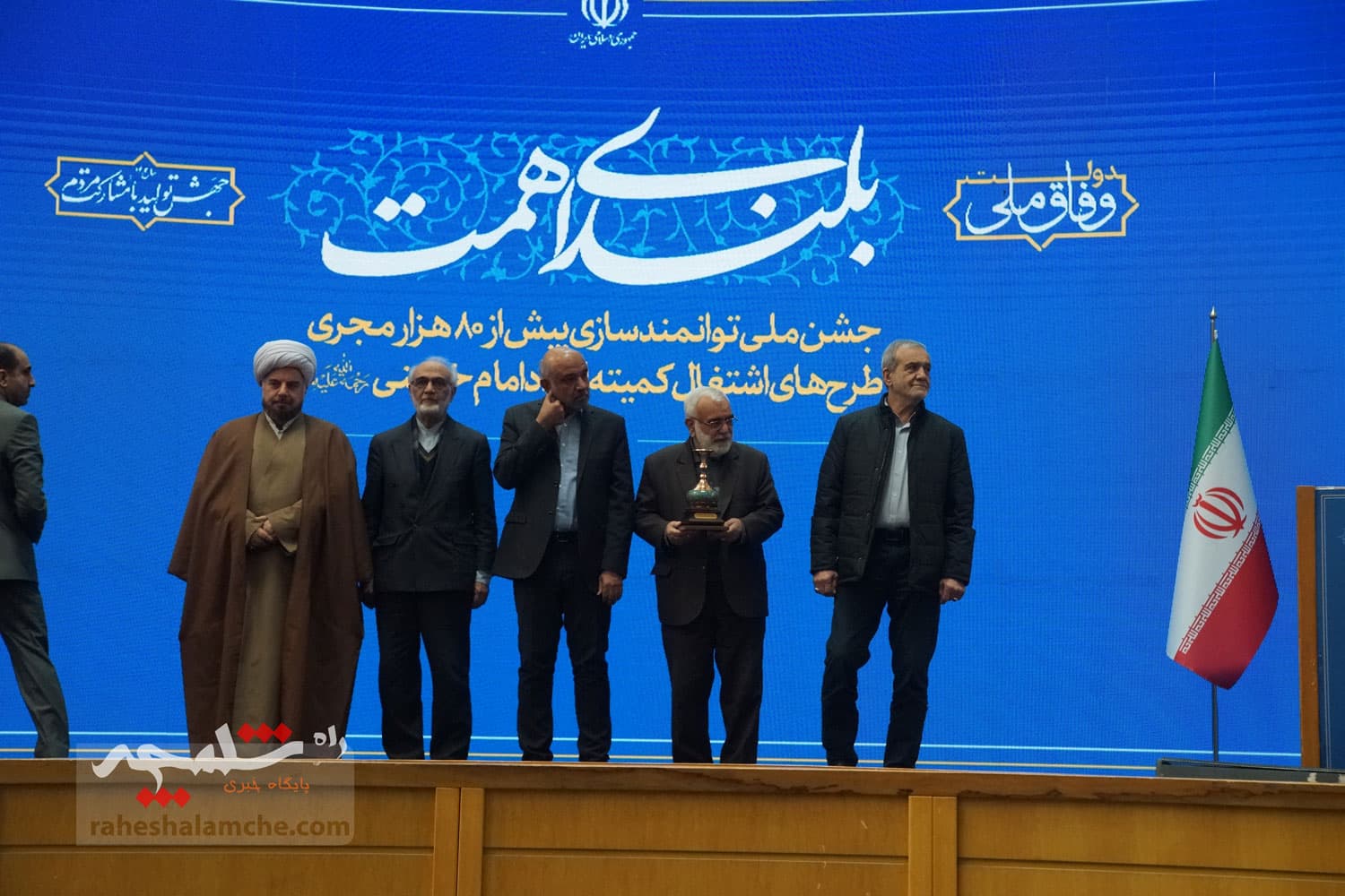آیین تجلیل از طرحهای برگزیده اشتغال آفرین در کمیته امداد با حضور پزشکیان +تصاویر — تصویر 96