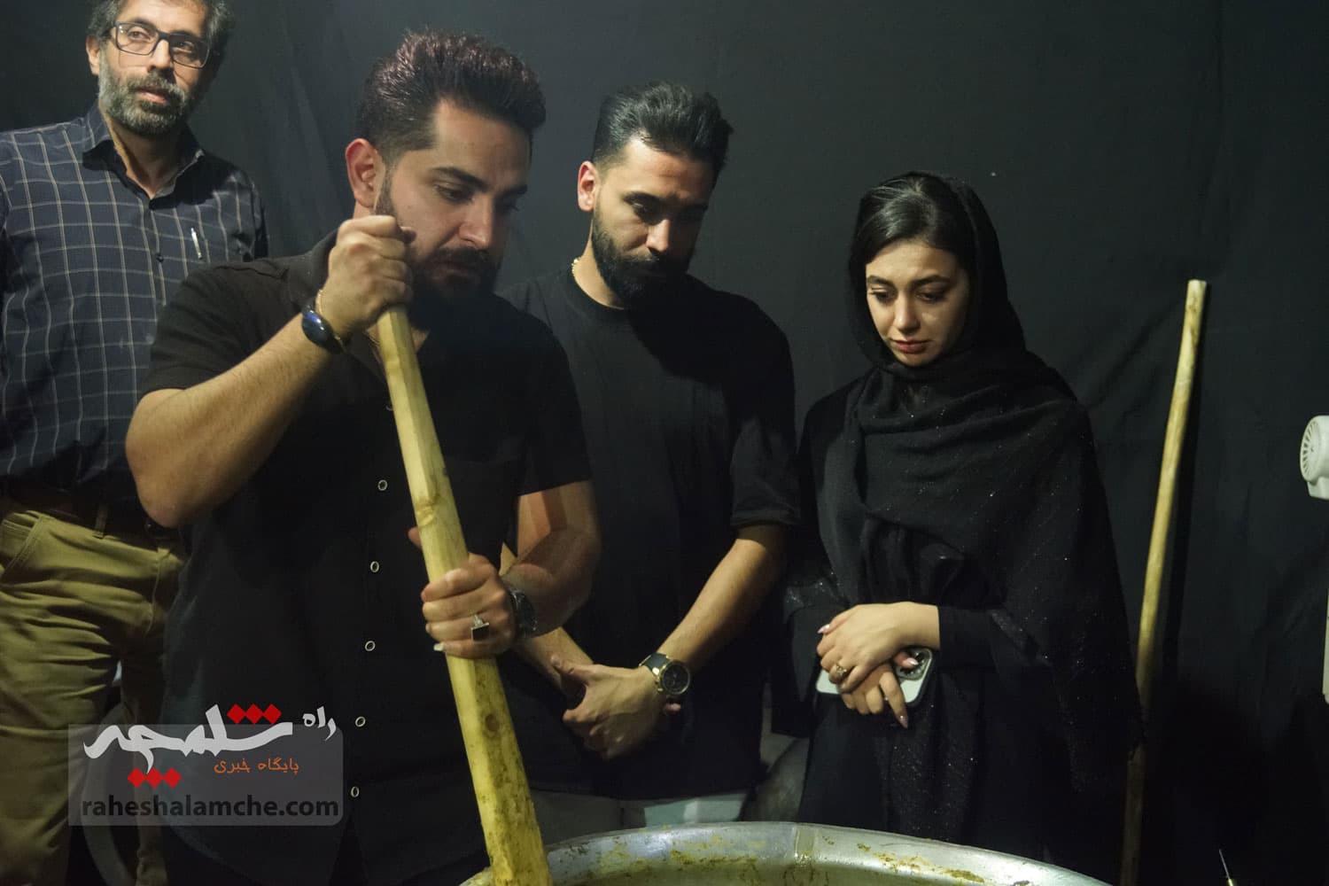 پخت آش نذری و روضه خانگی در شب 28 صفر +تصاویر — تصویر 59