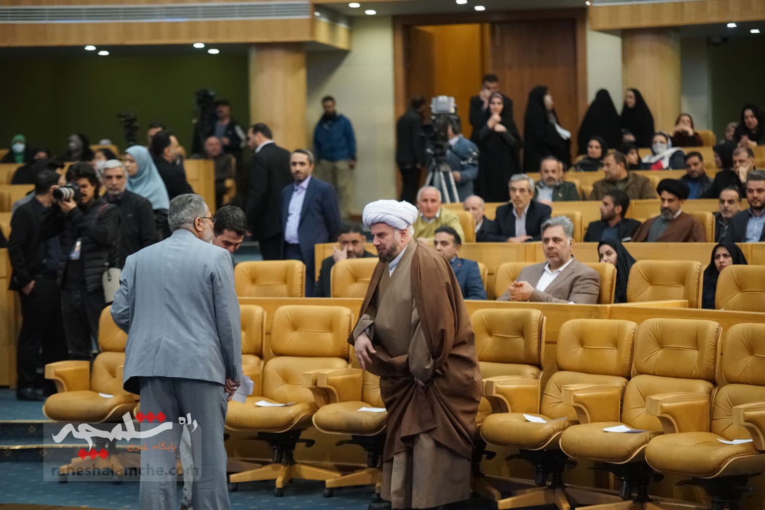 آیین تجلیل از طرحهای برگزیده اشتغال آفرین در کمیته امداد با حضور پزشکیان +تصاویر — تصویر 22