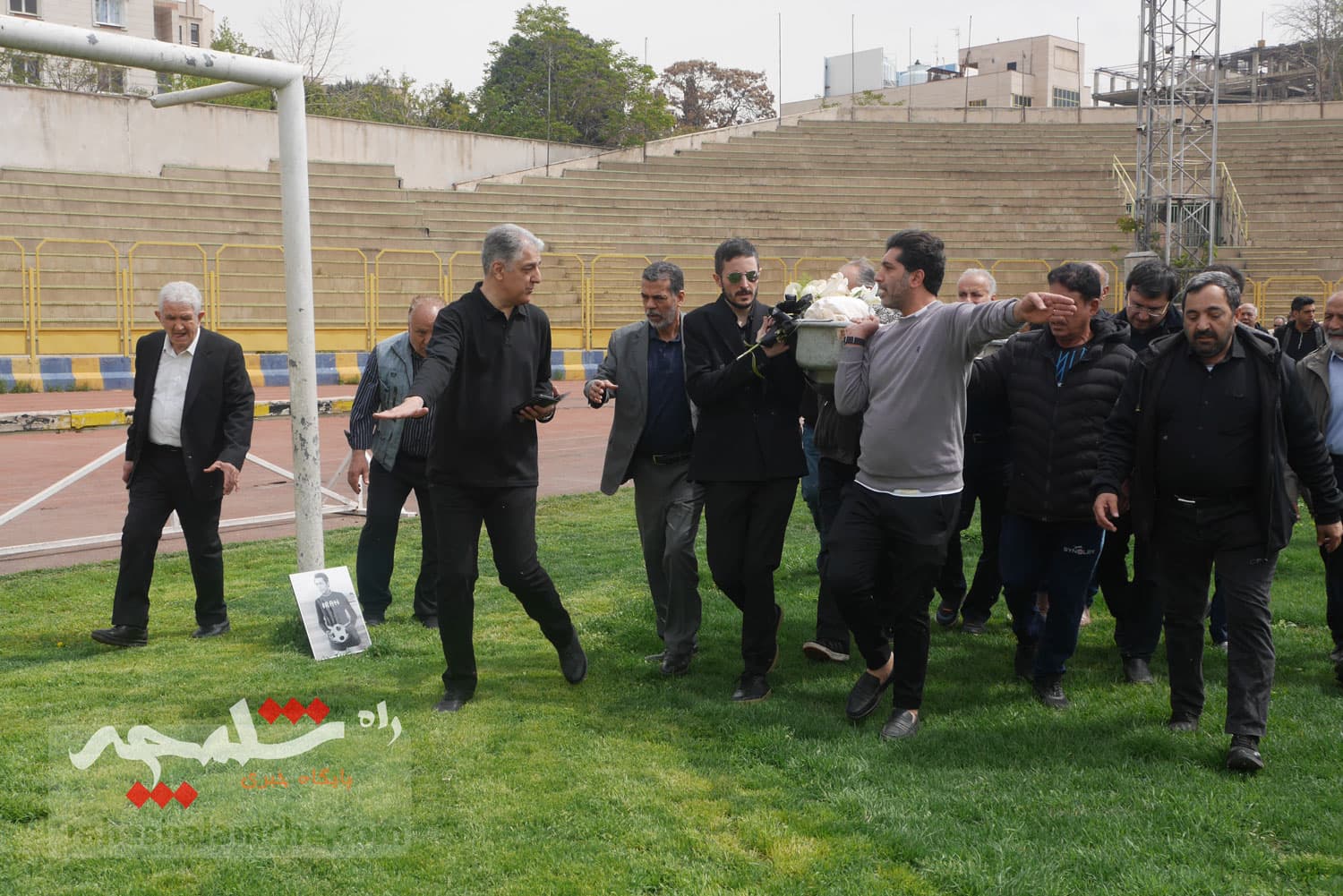 چه کسانی در مراسم تشییع پیکر «عمو ظلی» حضور دارشتند +تصاویر — تصویر 102