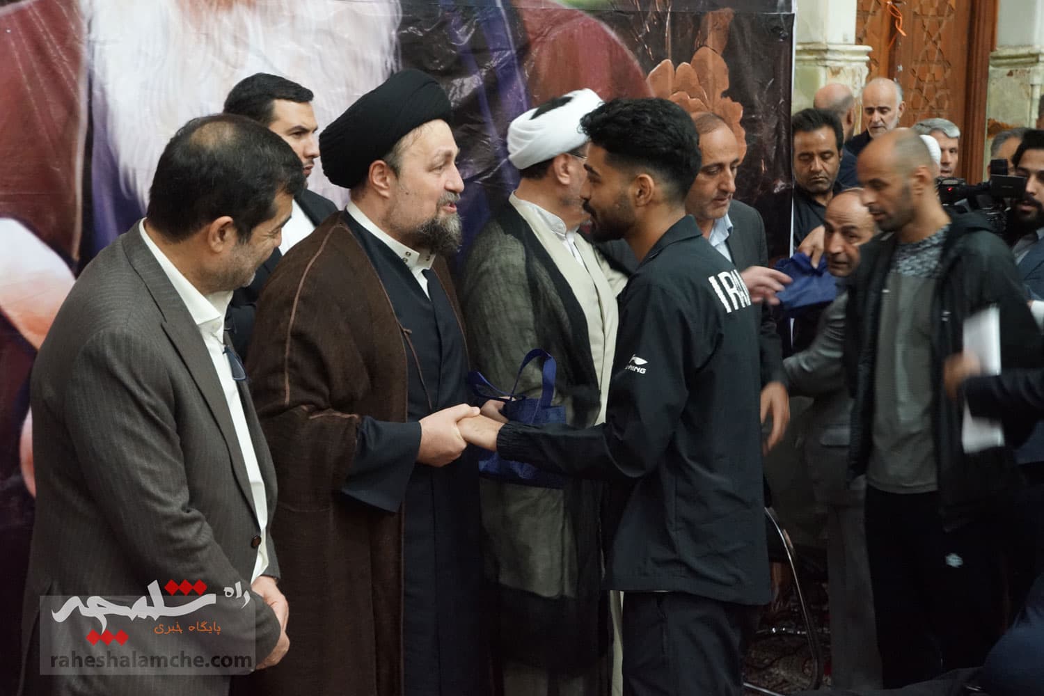 حضور جامعه ورزش و جوانان در حرم امام خمینی(ره) +تصاویر — تصویر 102