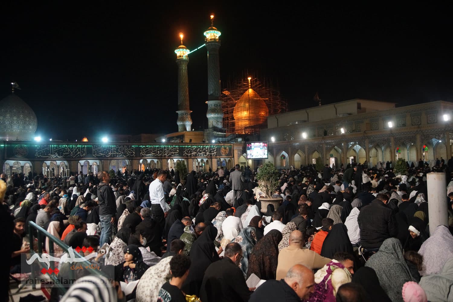 طنین نجوای «الهی العفو» دومین شب قدر در حرم عبدالعظیم حسنی(ع) +تصاویر — تصویر 45