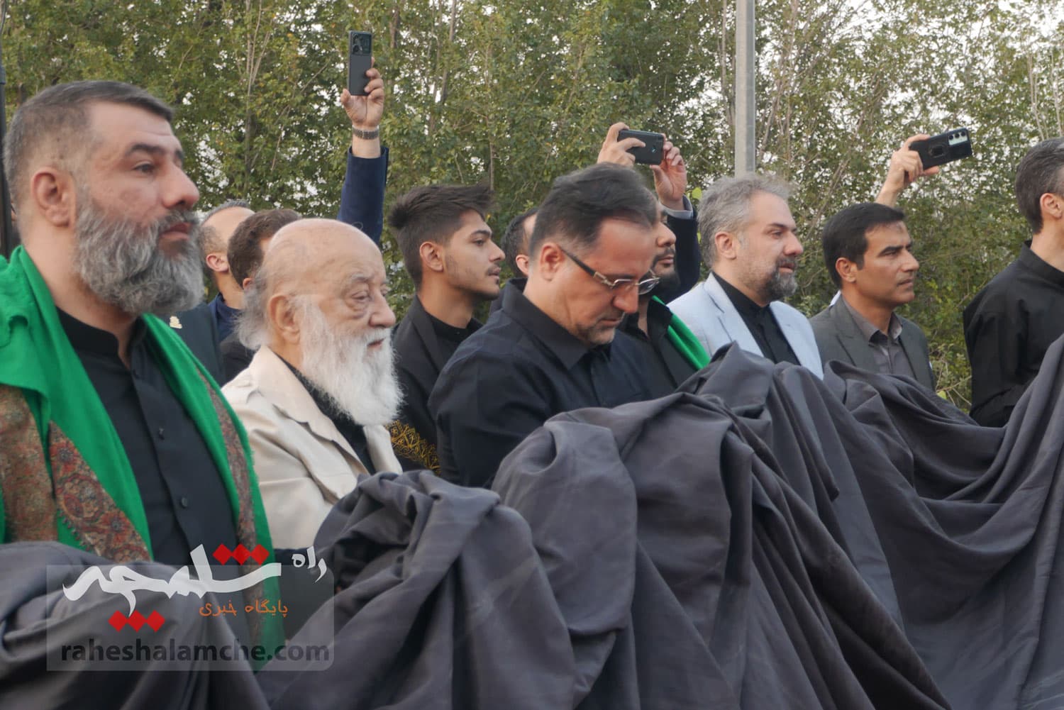 تهران با اهتزاز بزرگترین پرچم عزای حسینی در جهان به استقبال محرم رفت +تصاویر — تصویر 43