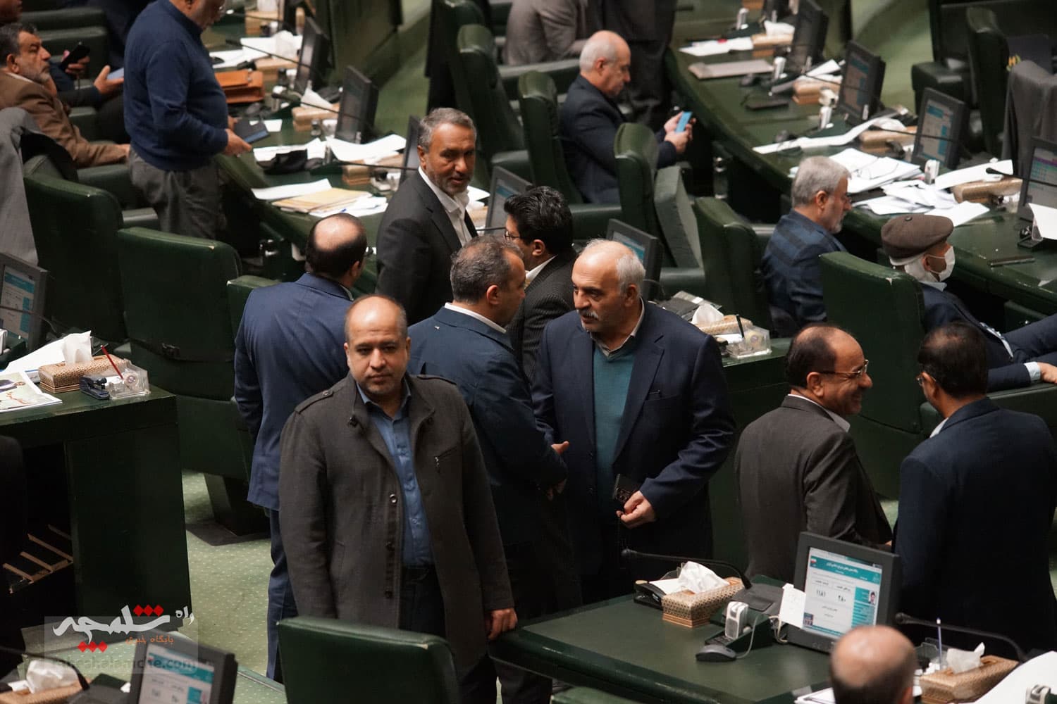 وزیر اقتصاد با 182 رای برکنار شد +تصاویر حاشیهها — تصویر 18