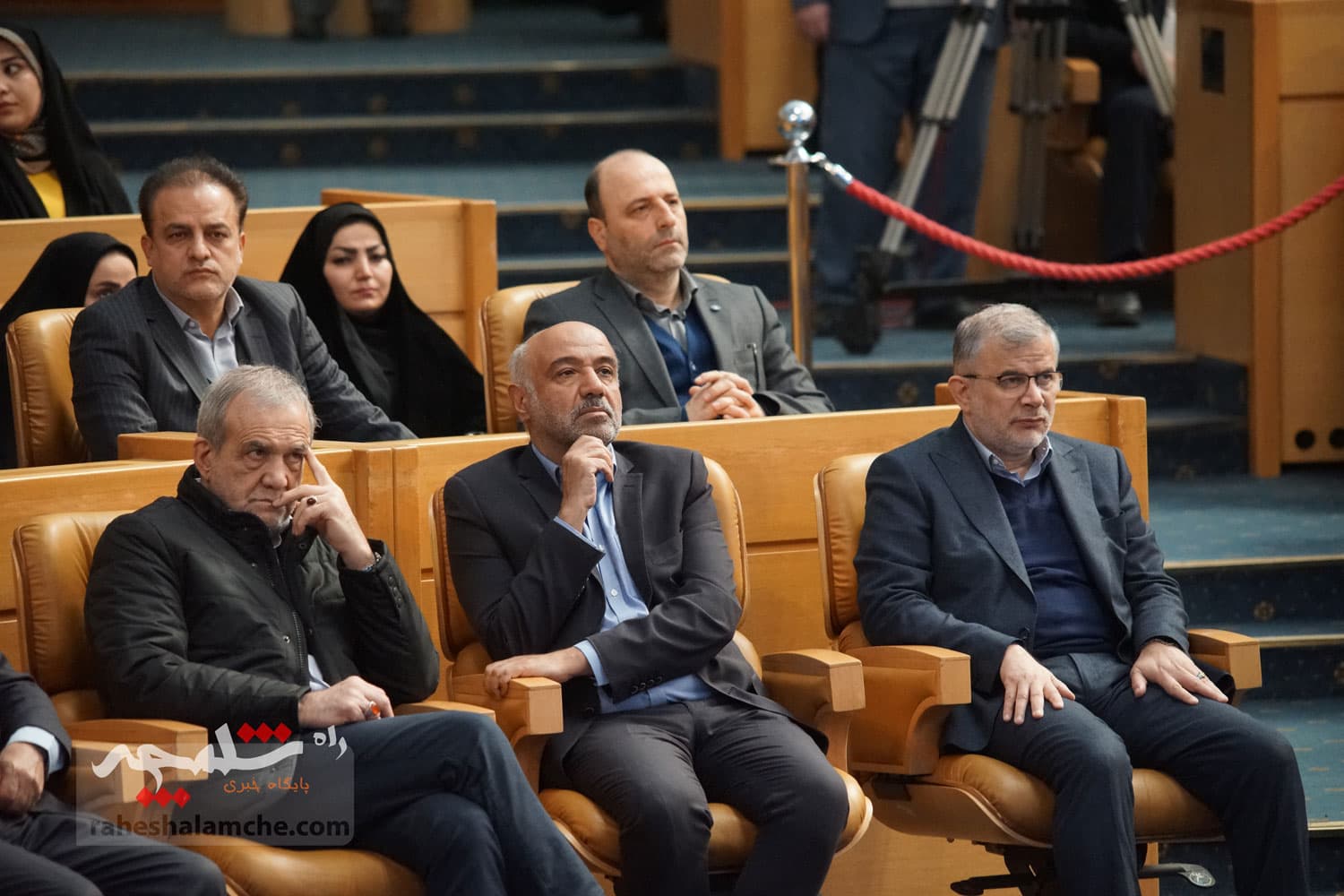 آیین تجلیل از طرحهای برگزیده اشتغال آفرین در کمیته امداد با حضور پزشکیان +تصاویر — تصویر 65