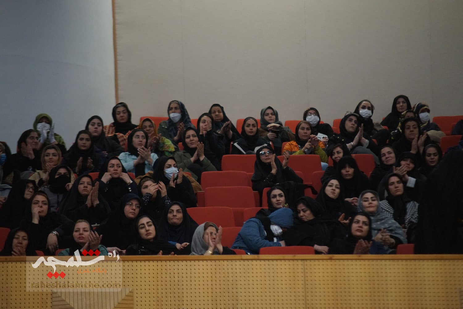 آیین تجلیل از طرحهای برگزیده اشتغال آفرین در کمیته امداد با حضور پزشکیان +تصاویر — تصویر 13