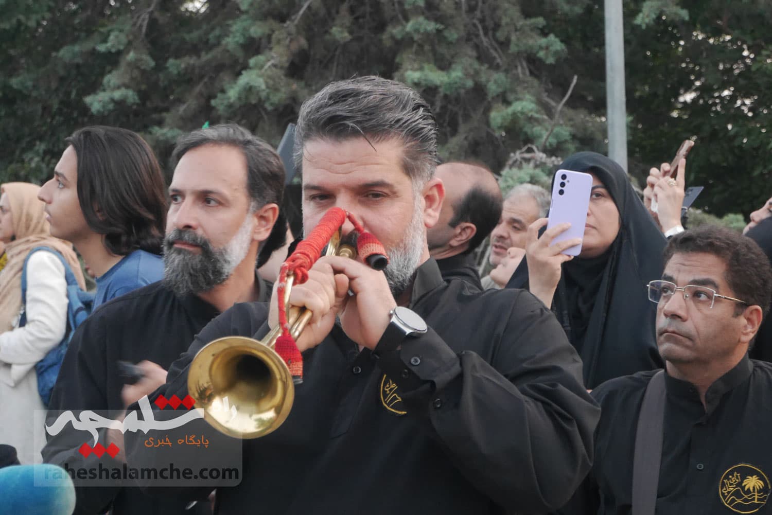 تهران با اهتزاز بزرگترین پرچم عزای حسینی در جهان به استقبال محرم رفت +تصاویر — تصویر 65