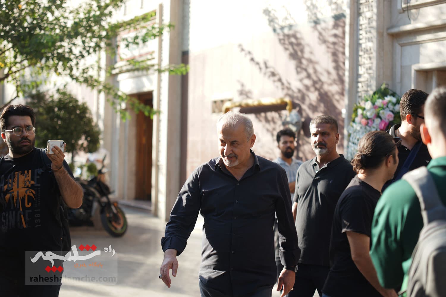 حضور بزرگان فوتبال کشور در ختم پدر خداداد عزیزی +تصاویر(2) — تصویر 95