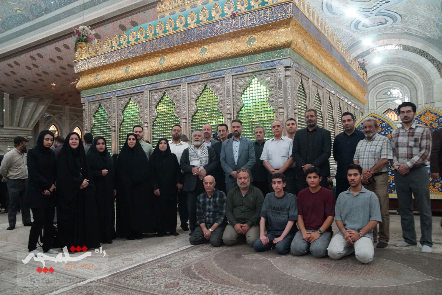 حضور جامعه ورزش و جوانان در حرم امام خمینی(ره) +تصاویر — تصویر 12