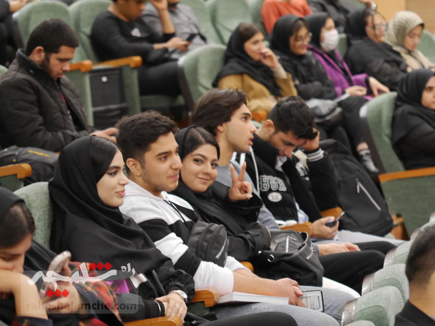 نشست صمیمی طحاننظیف با دانشجویان دانشگاه آزاد واحد مرکز +تصاویر — تصویر 38