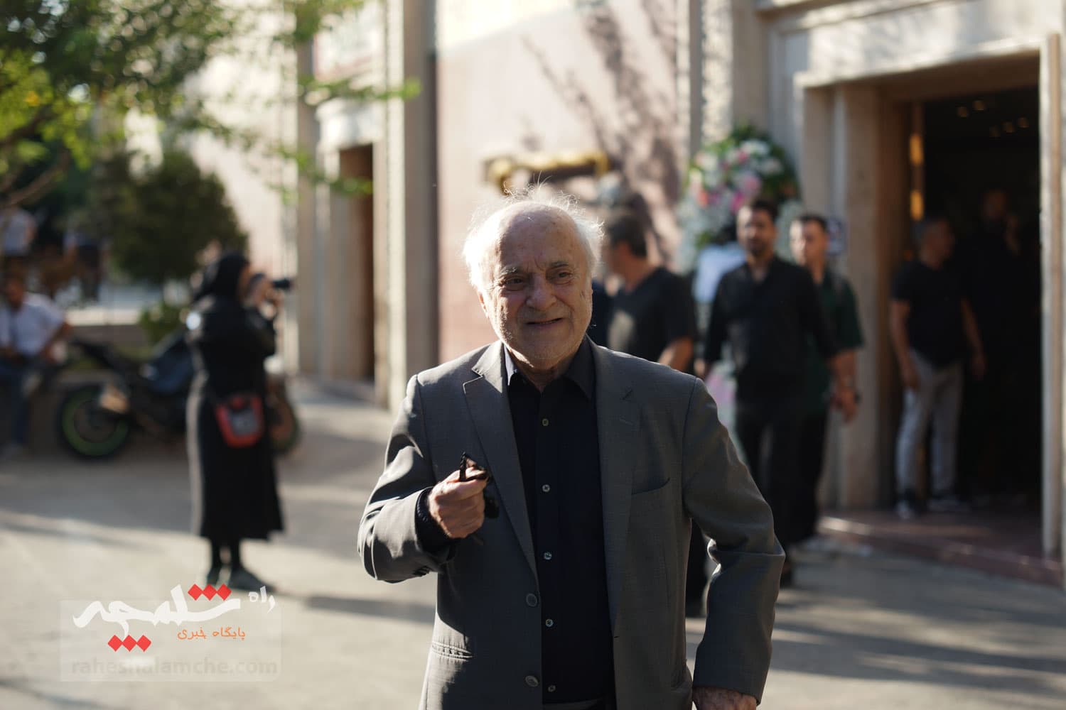 حضور بزرگان فوتبال کشور در ختم پدر خداداد عزیزی +تصاویر(2) — تصویر 90