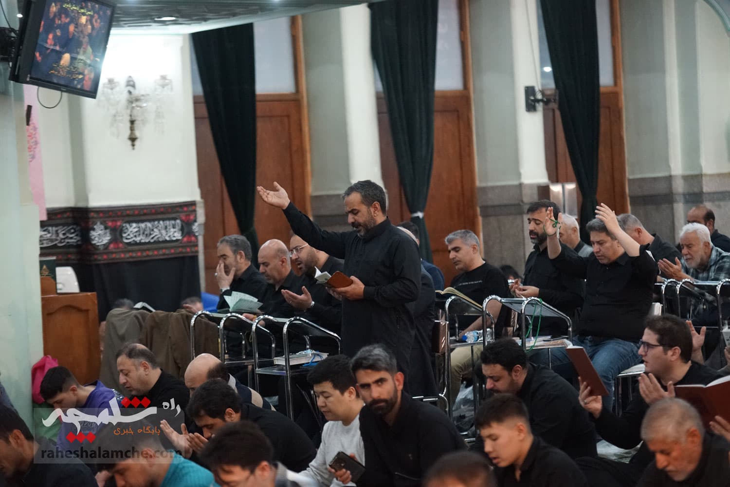 طنین نجوای «الهی العفو» دومین شب قدر در حرم عبدالعظیم حسنی(ع) +تصاویر — تصویر 26