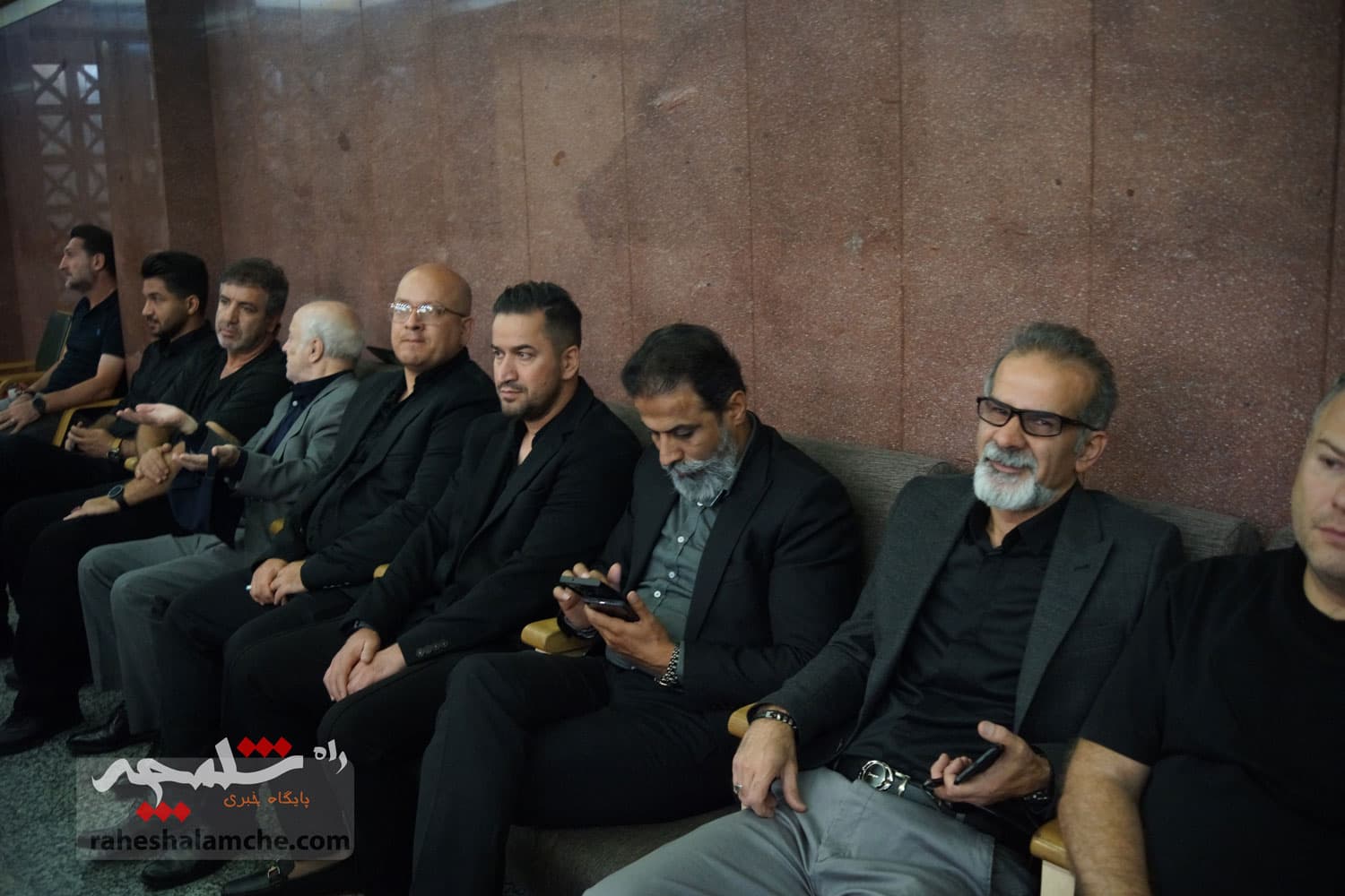 حضور بزرگان فوتبال کشور در ختم پدر خداداد عزیزی +تصاویر(2) — تصویر 48