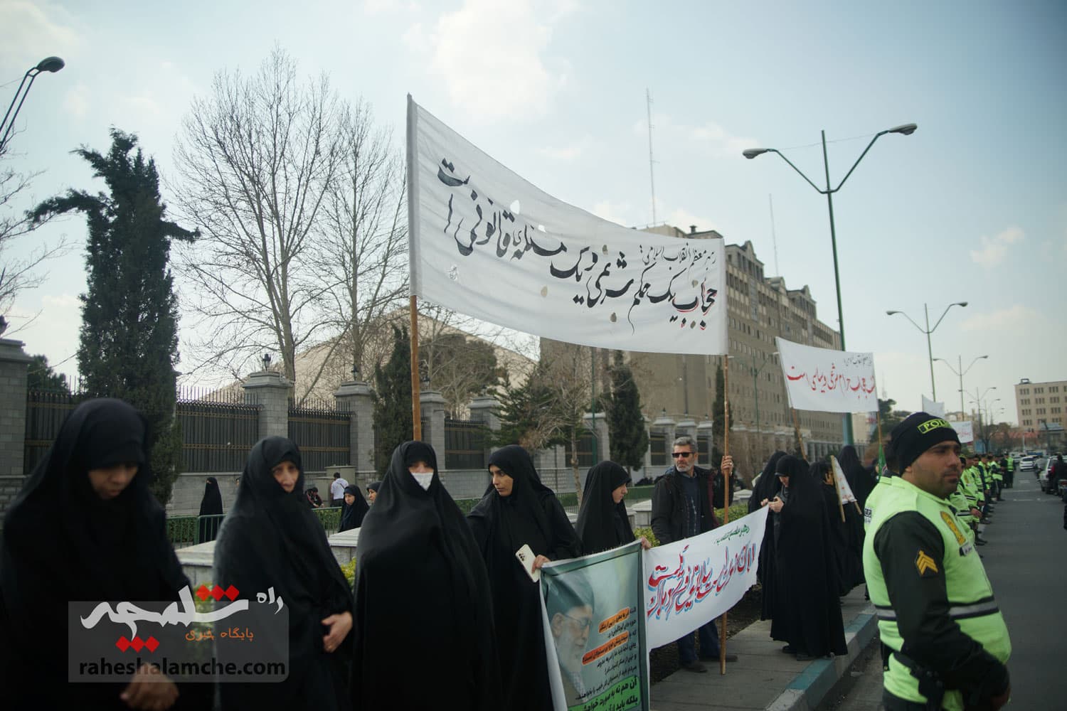 گزارش تصویری از تجمع مردمی امروز حامیان حجاب مقابل مجلس — تصویر 33