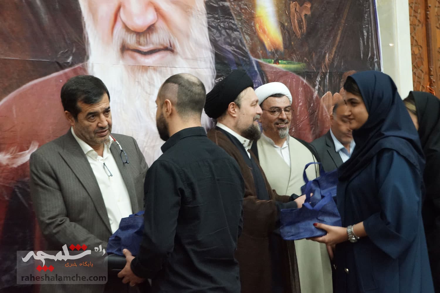 حضور جامعه ورزش و جوانان در حرم امام خمینی(ره) +تصاویر — تصویر 100