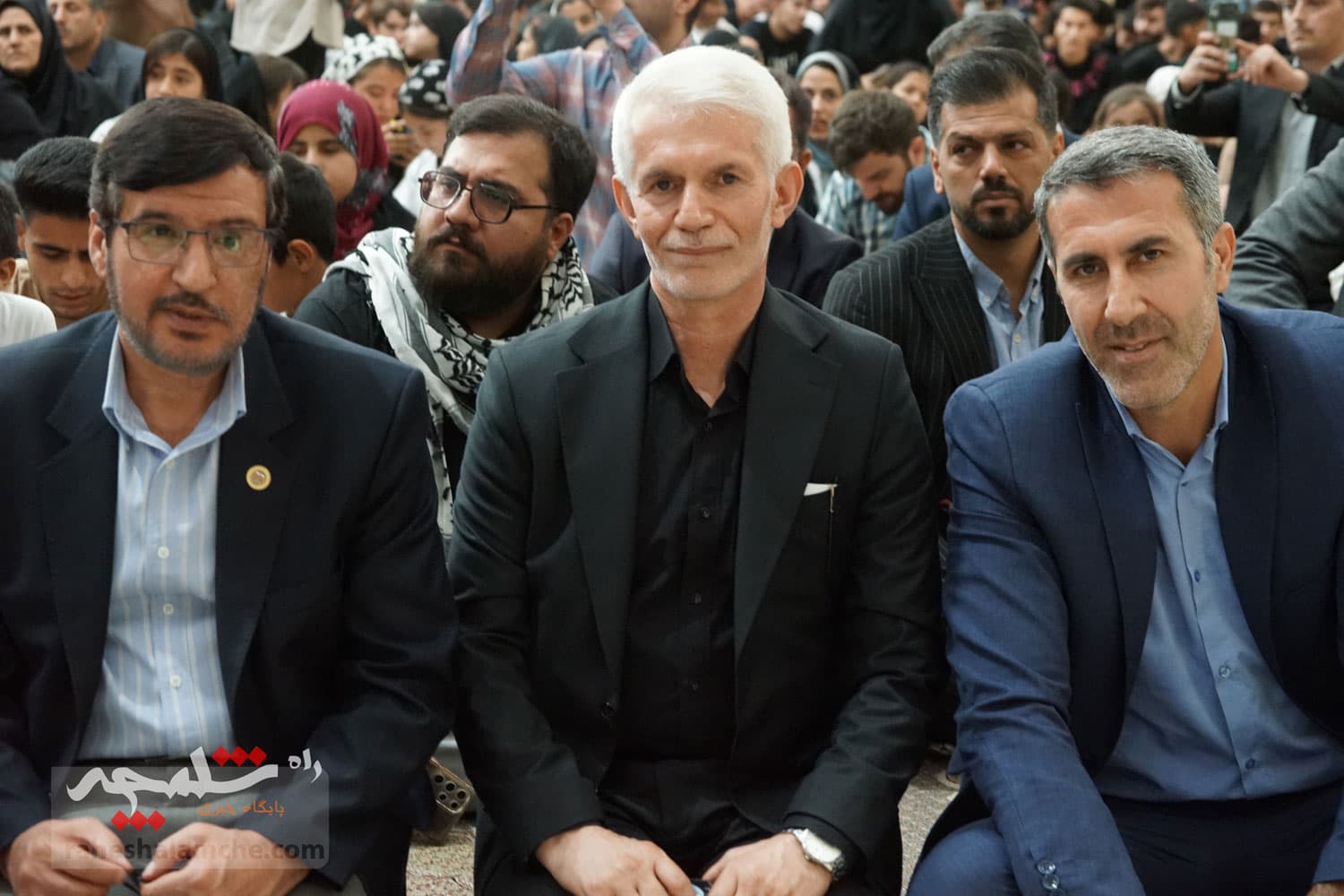 حضور جامعه ورزش و جوانان در حرم امام خمینی(ره) +تصاویر — تصویر 56
