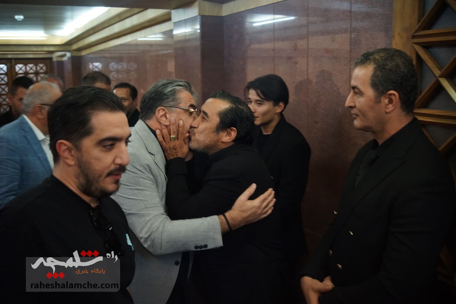 حضور بزرگان فوتبال کشور در ختم پدر خداداد عزیزی +تصاویر(2) — تصویر 35