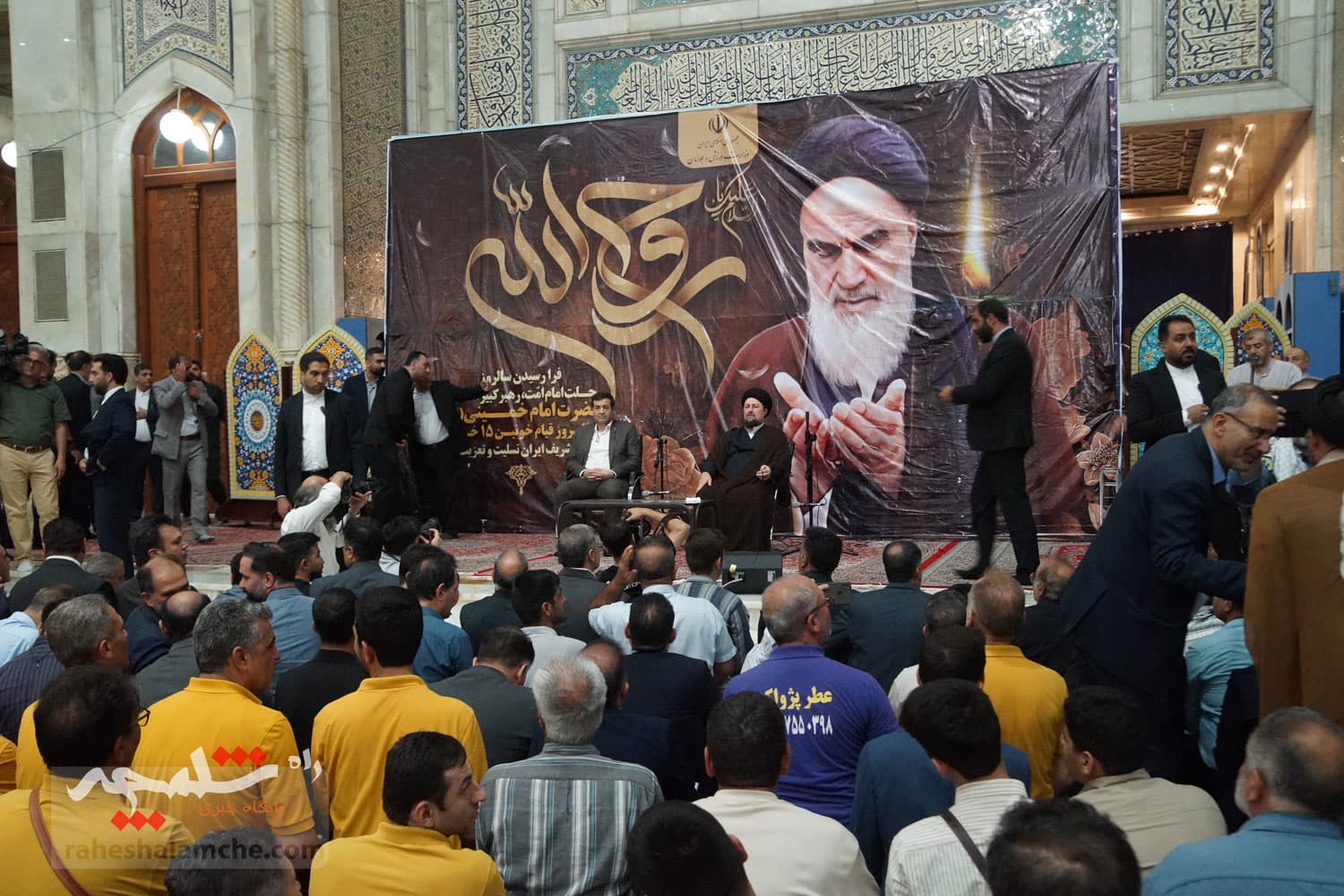 حضور جامعه ورزش و جوانان در حرم امام خمینی(ره) +تصاویر — تصویر 44