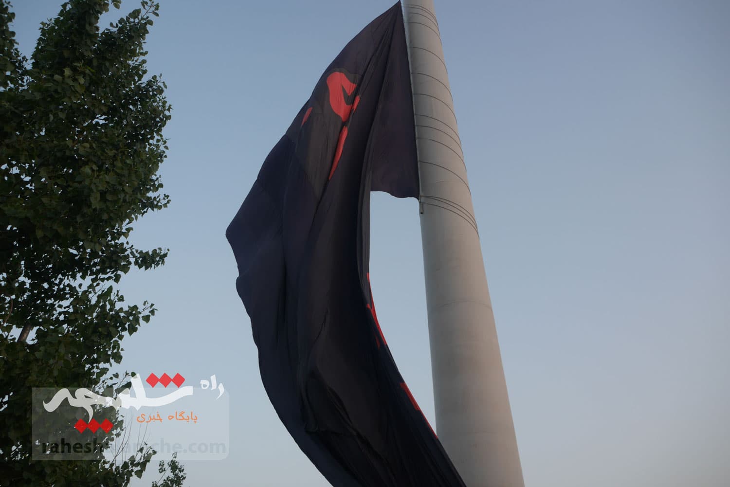 تهران با اهتزاز بزرگترین پرچم عزای حسینی در جهان به استقبال محرم رفت +تصاویر — تصویر 57
